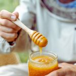 Extraire son miel d’abeille soi-même : intérêt, techniques et matériel nécessaire