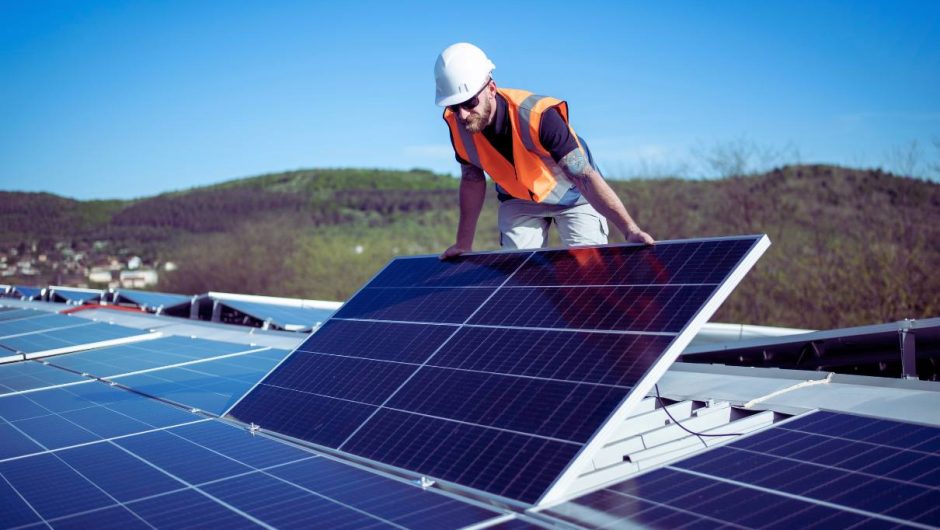 La formation photovoltaïque : un enjeu clé dans un secteur en plein essor