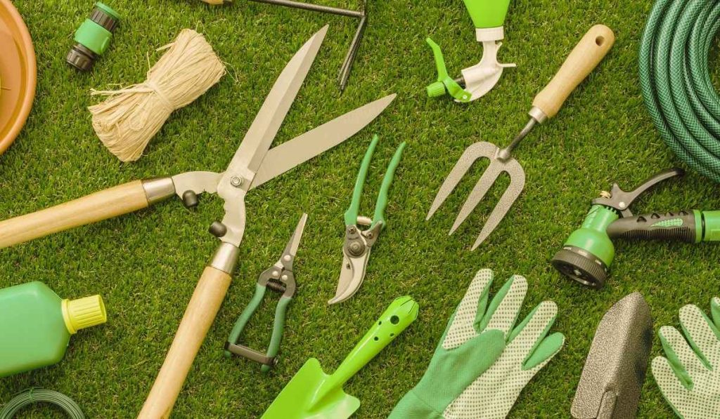 Plusieurs outils pour jardiner ou l'entretien du jardin