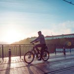 Combien peut-on réellement économiser en utilisant un vélo électrique au lieu d’une voiture en ville ?