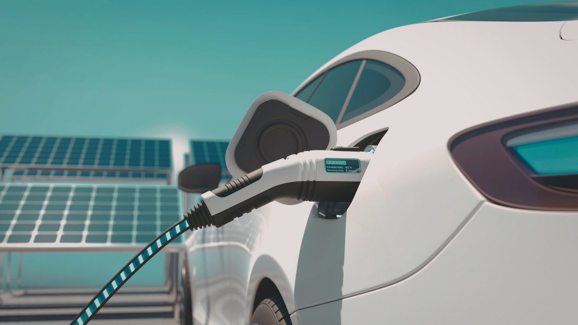 Voiture electrique branchee sur une borne de recharge solaire par une journee ensoleilee