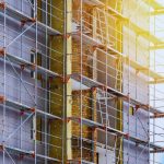 Échafaudage sur une façade en cours d'isolation thermique par l'extérieur avec de la laine minérale